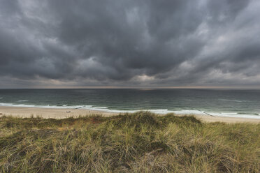 Deutschland, Schleswig-Holstein, Sylt, Wenningstedt, Regenwolken über dem Strand - KEBF00918