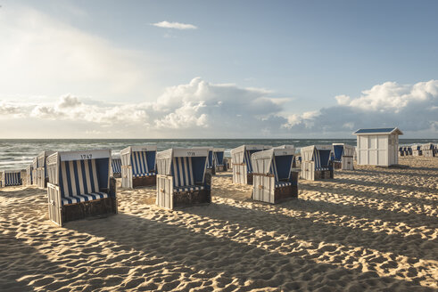 Deutschland, Schleswig-Holstein, Sylt, Westerland, Strandkörbe mit Kapuze am Strand - KEBF00922