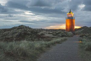 Deutschland, Schleswig-Holstein, Sylt, Kampen, Querlicht in den Dünen bei Sonnenuntergang - KEBF00924