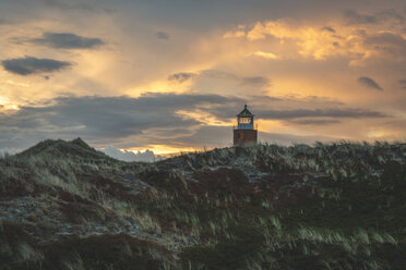 Deutschland, Schleswig-Holstein, Sylt, Kampen, Querlicht in den Dünen bei Sonnenuntergang - KEBF00928