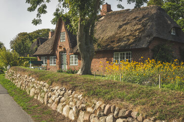 Germany, Schleswig-Holstein, Sylt, Keitum, thatched-roof house - KEBF00937