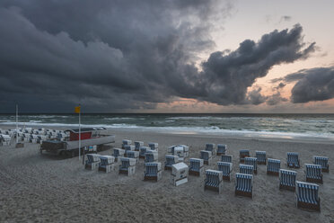 Deutschland, Schleswig-Holstein, Sylt, Kampen, Regenwolken über dem Strand - KEBF00941