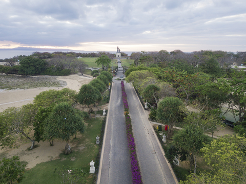 Indonesien, Bali, Luftaufnahme von Nusa Dua Strand, Straße und Skulpturen im Hintergrund, lizenzfreies Stockfoto