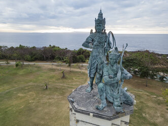 Indonesien, Bali, Luftaufnahme des Strandes von Nusa Dua, Bronzeskulpturen - KNTF01347