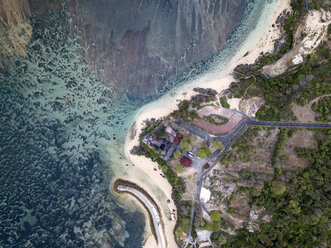 Indonesien, Bali, Luftaufnahme von Nusa Dua Strand, Tempel von oben - KNTF01361