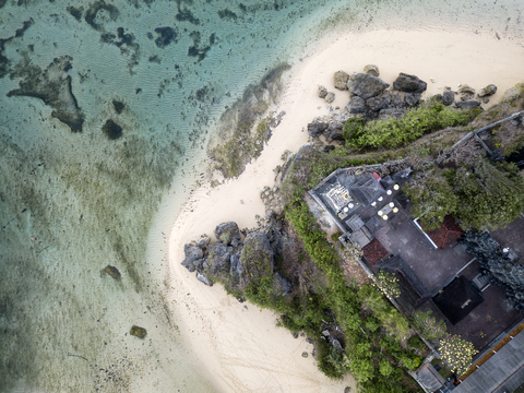 Indonesien, Bali, Luftaufnahme von Nusa Dua Strand, Tempel von oben, lizenzfreies Stockfoto