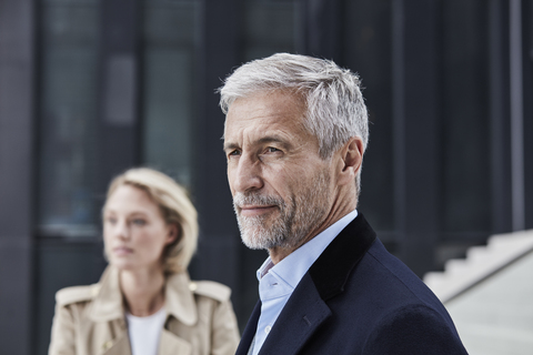Porträt eines reifen Geschäftsmannes mit grauem Haar und Bart im Freien, lizenzfreies Stockfoto