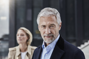 Porträt eines reifen Geschäftsmannes mit grauem Haar und Bart im Freien - RORF01518