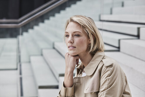 Porträt einer blonden Geschäftsfrau auf einer Treppe - RORF01521