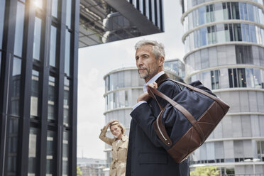 Deutschland, Düsseldorf, Porträt eines eleganten reifen Geschäftsmannes mit Reisetasche - RORF01533