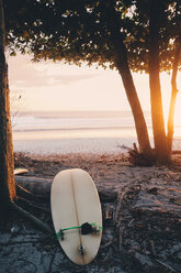 Surfbrett am Strand bei Sonnenuntergang - MASF08798