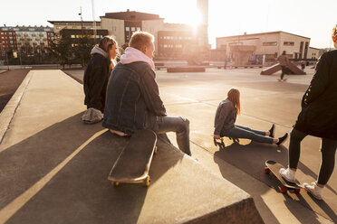 Teenager-Freunde hängen im Skateboard-Park an einem sonnigen Tag ab - MASF08807