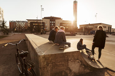 Freunde hängen im Skateboard-Park in der Stadt bei sonnigem Wetter ab - MASF08808