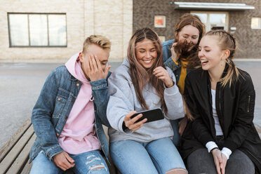 Lächelnde Teenager-Mädchen, die Selfie mit Freunden durch Smartphone in der Stadt - MASF08824