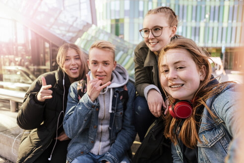 Glückliche Teenager-Freunde nehmen Selfie in der Stadt - MASF08842