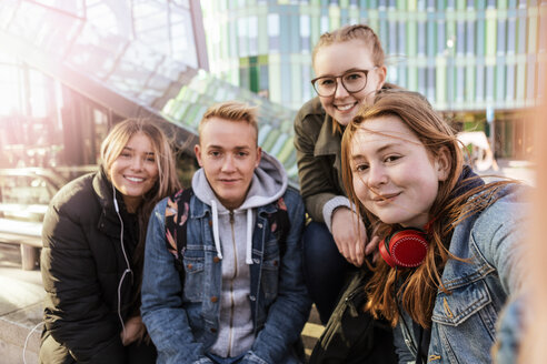 Porträt von glücklichen Teenager-Freunden, die ein Selfie vor einem Gebäude in der Stadt machen - MASF08844