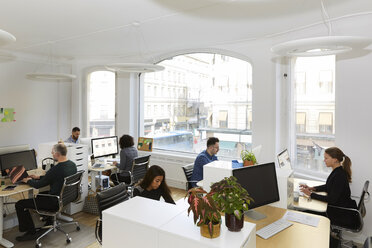 Hohe Winkel Ansicht der Geschäftsleute arbeiten am Schreibtisch im Büro - MASF08877