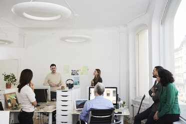 Geschäftskollegen diskutieren in einer Besprechung im Büro - MASF08887