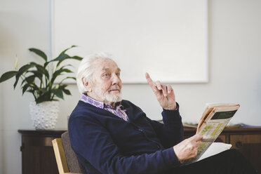 Älterer Mann mit Zeitung in der Hand im Pflegeheim - MASF08905