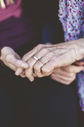 Ausgeschnittenes Bild von Großmutter und Enkelin, die sich an den Händen halten - MASF08932