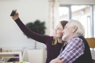 Junge Frau macht Selfie mit Großvater im Pflegeheim - MASF08943