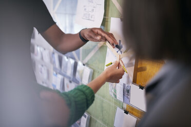 Ausgeschnittenes Bild von männlichen und weiblichen Ingenieuren, die an einem Projekt im Büro arbeiten - MASF08966