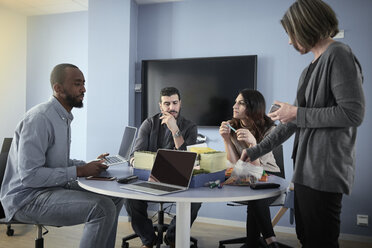 Multiethnische Ingenieure am Tisch bei der Arbeit an einem Projekt im Büro - MASF08991