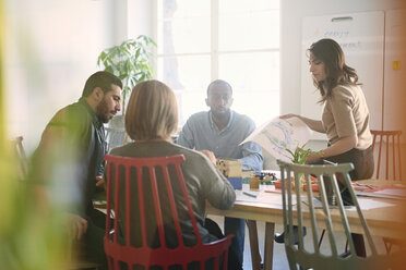 Multiethnische Ingenieure und Ingenieurinnen arbeiten an einem Projekt am Tisch im Büro - MASF08999