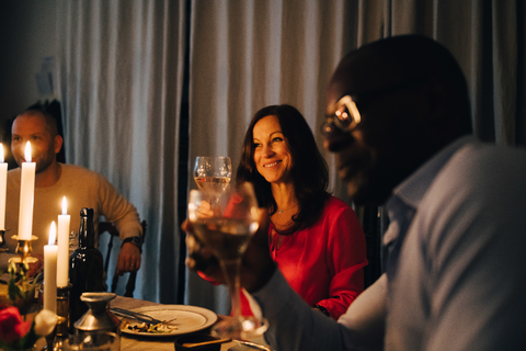 Freunde trinken Wein auf einer Dinnerparty, lizenzfreies Stockfoto