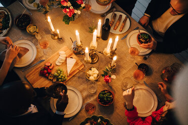 Direkt über der Aufnahme von Freunden, die das Essen auf einer Dinnerparty genießen - MASF09045