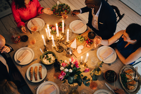 Hohe Winkel Ansicht von Freunden beim Abendessen am Esstisch in Partei, lizenzfreies Stockfoto