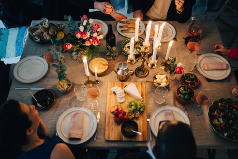 Hoher Blickwinkel von Freunden, die das Essen auf einer Dinnerparty genießen - MASF09050