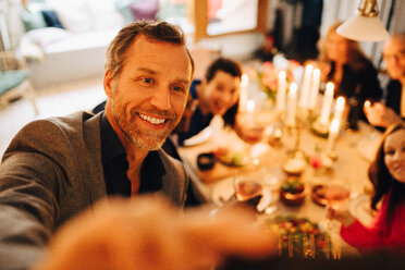 Älterer Mann nimmt Selfie mit Freunden beim Abendessen Partei - MASF09052