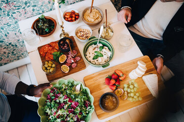 Direkt über der Aufnahme von Freunden, die sich am Tisch gesund ernähren - MASF09100