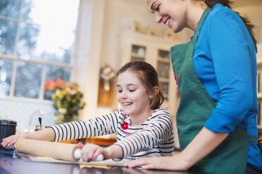 Mutter und Tochter backen in der Küche - HOXF03775