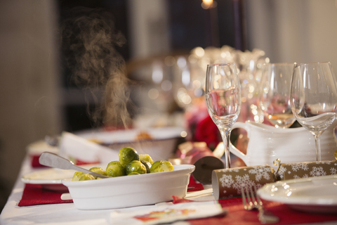 Dampfender Rosenkohl auf dem Weihnachtstisch, lizenzfreies Stockfoto