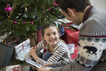 Vater und Tochter öffnen Weihnachtsgeschenke - HOXF03827