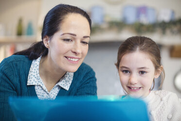 Mother and daughter using laptop - HOXF03830