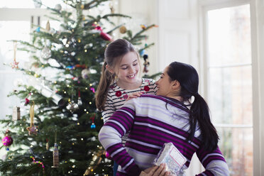 Verspielte Mutter versteckt Weihnachtsgeschenk von Tochter im Wohnzimmer - HOXF03831