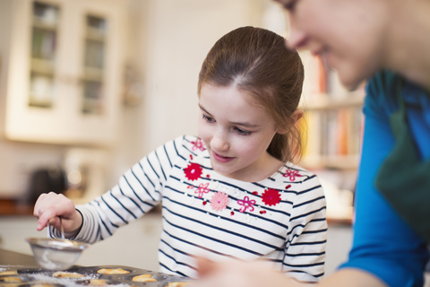 Mutter und Tochter backen in der Küche, lizenzfreies Stockfoto