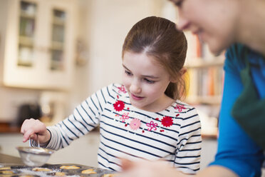 Mutter und Tochter backen in der Küche - HOXF03834