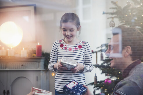 Vater und Tochter öffnen Weihnachtsgeschenke - HOXF03845