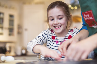 Glückliches Mädchen beim Backen - HOXF03862