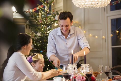 Familie genießt Weihnachtsessen bei Kerzenschein - HOXF03865