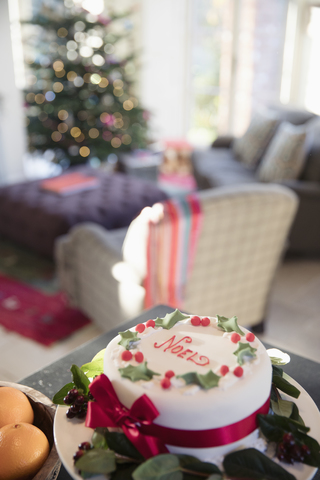 Geschmückter Noel-Weihnachtskuchen auf der Anrichte im Wohnzimmer, lizenzfreies Stockfoto