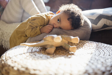 Müdes, süßes Baby lutscht am Daumen - HOXF03895