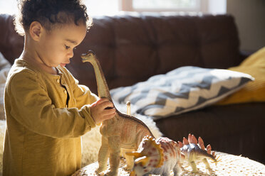 Unschuldiger Junge spielt mit Dinosaurier-Spielzeug - HOXF03906