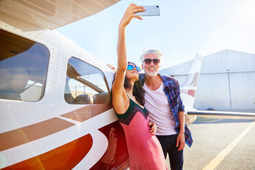Paar nimmt Selfie mit Kamera-Handy an kleinen Flugzeug - CAIF21746