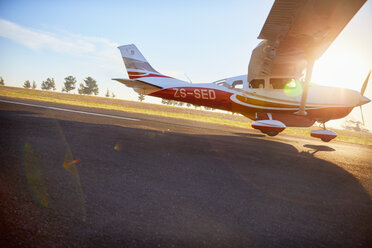 Landung eines Propellerflugzeugs auf einer sonnigen Landebahn - CAIF21764
