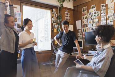 Kreative Designer treffen sich im Büro - CAIF21766